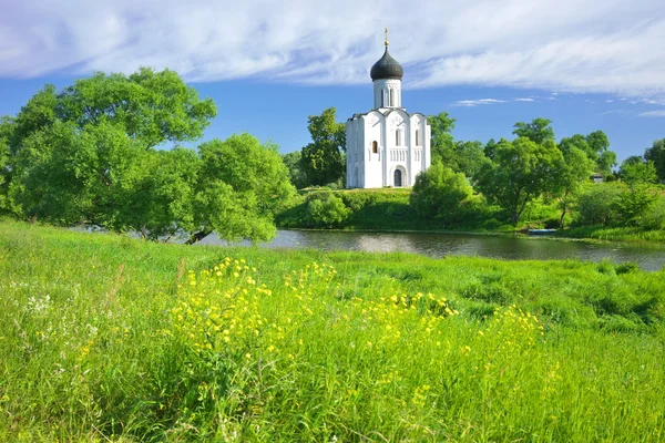 Mária oltalma templom. Oroszország, a falu Bogolyubovo. — Stock Fotó
