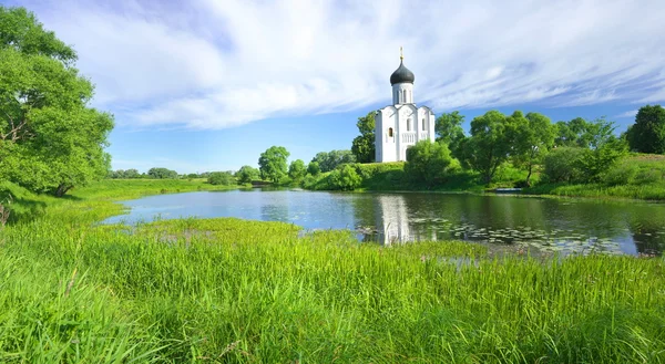 Kyrka förbön i bogolyubovo. — Stockfoto