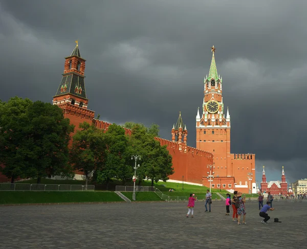 MOSCA - 4 agosto: I turisti camminano sulla Piazza Rossa vicino al muro del Cremlino 4 agosto 2016 a Mosca, Russia . — Foto Stock