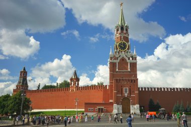 Moskova - Ağustos, 4: Turist kırmızı kare üzerinde Kremlin duvara yakın 4 Ağustos 2016 Moskova, Rusya yürümek.