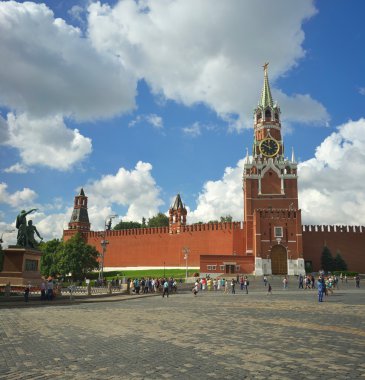 Moskova - Ağustos, 4: Turist kırmızı kare üzerinde Kremlin duvara yakın 4 Ağustos 2016 Moskova, Rusya yürümek.