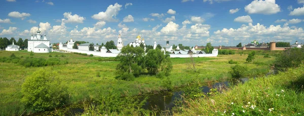 Літній пейзаж у місті Suzdal — стокове фото