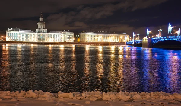 Saint-Pétersbourg de nuit . — Photo