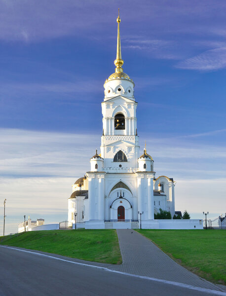 Успенский собор во Владимире летом, Россия
