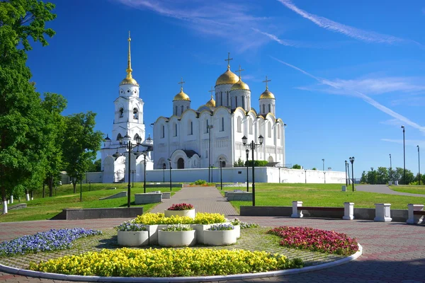 Kathedraal van de veronderstelling van vladimir in de zomer, Rusland — Stockfoto