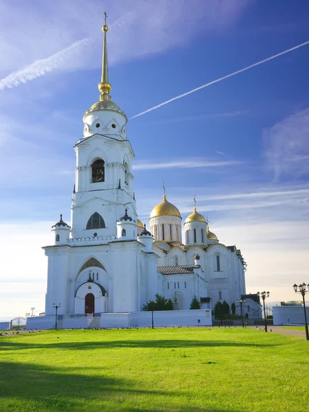 夏には、ロシアのウラジミールで聖母被昇天大聖堂 — ストック写真