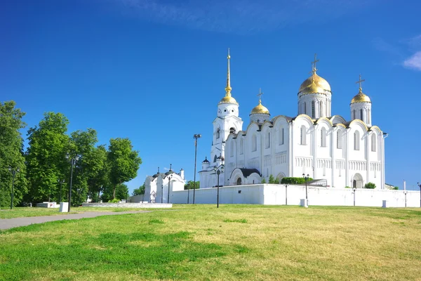 夏には、ロシアのウラジミールで聖母被昇天大聖堂 — ストック写真