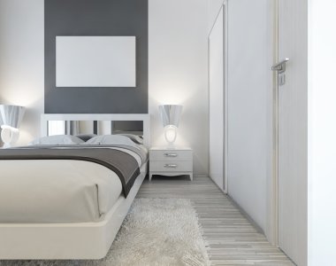 Aynalı başlık ve lambalı başucu masaları ile modern yatak.