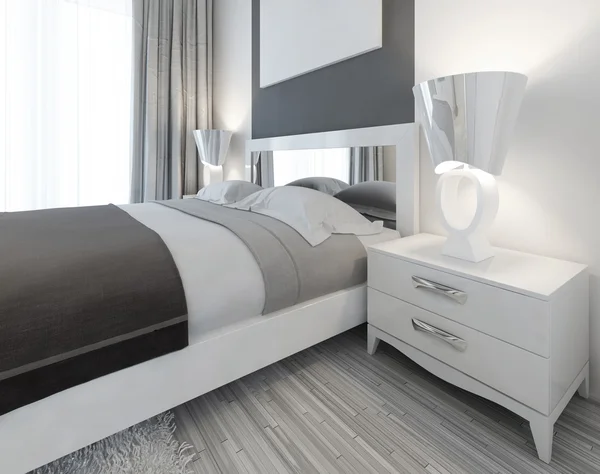 침실에서 침대 옆에 램프가있는 현대적인 흰색 나이트 스탠드. — 스톡 사진