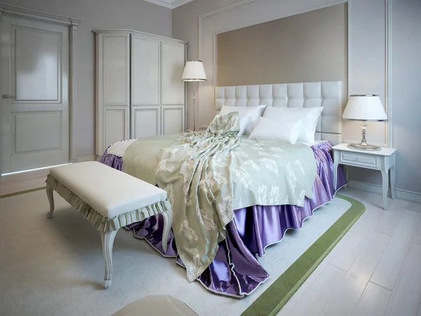 Роскошная кровать и скамейка в спальне — стоковое фото