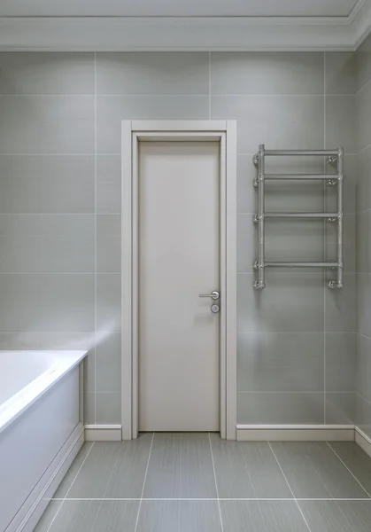 Wejście do łazienki z białe drzwi z drewna. — Zdjęcie stockowe