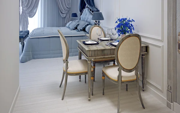 Hermosa mesa de comedor de madera con flores azul oscuro — Foto de Stock