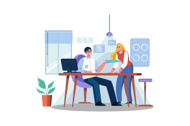 Erkek iş arkadaşı proje sonuçlarını gösteren belgeyi Kafkasyalı bayan meslektaşıyla konuşuyor