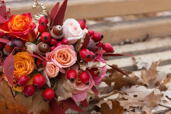 Red Pink Orange Autumn Bouquet Florist Rose Flowers Fall Leaves — Stock Photo, Image
