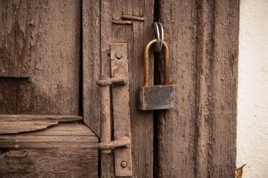 Antika ahşap kapıya eski paslı kilit