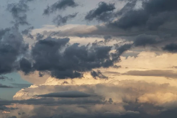 Langit Badai Dengan Awan Cumulus Hitam Dan Putih Besar Latar — Stok Foto