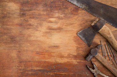 Kopyalama alanı ile ahşap grunge kaba arka plan üzerinde eski paslı araçlar