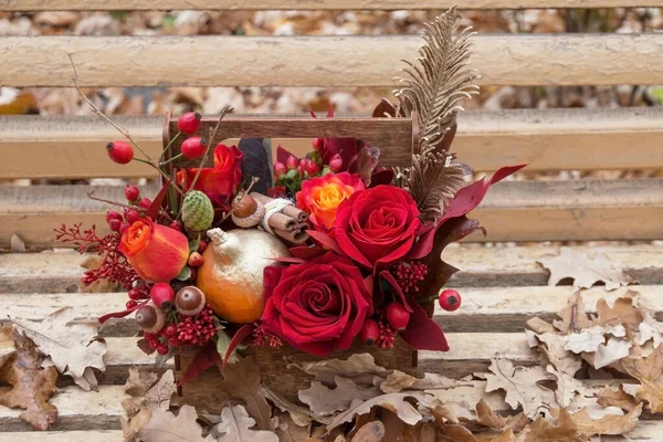 Bouquet Automne Orange Rouge Par Fleuriste Avec Fleurs Roses Glands — Photo