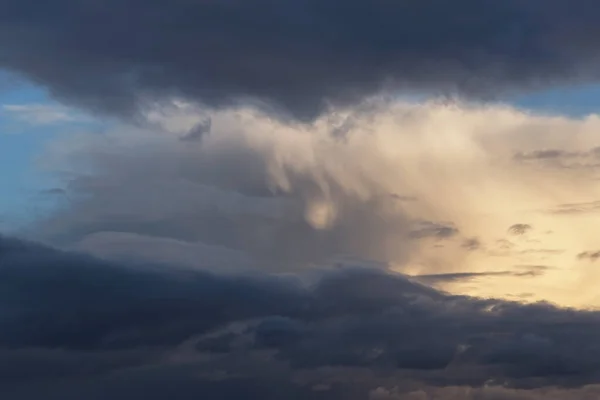 Langit Badai Dengan Abu Abu Gelap Dan Putih Cumulus Besar — Stok Foto