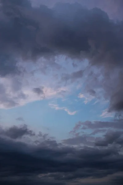 Blå Himmel Bakom Mörka Storm Moln Bakgrund Struktur — Stockfoto