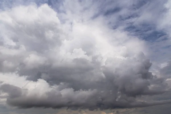 Langit Badai Awan Cumulus Hitam Dan Putih Besar Pada Tekstur — Stok Foto