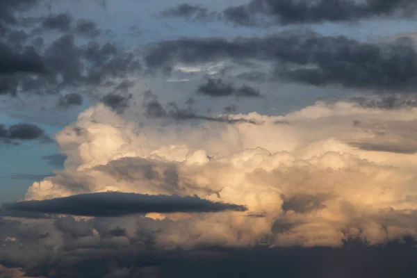 Epic Lembut Badai Putih Cumulus Awan Menerangi Dari Matahari Langit — Stok Foto