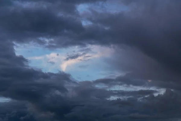 Ciel Bleu Derrière Sombre Tempête Nuages Texture Fond — Photo