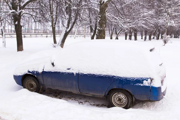 Old Blue Car Snow Street Snowfall — Stock Photo, Image