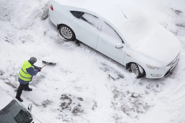 Man Worker Green Safety Vest Shoveling Snow Cars Road Parking — Stock Photo, Image