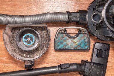 Evi temizledikten sonra tozlu, çamurlu ve evcil hayvan kıllı elektrik süpürgesinin kirli önleyici ve filtresi