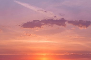 Gün doğumu, gün batımı pembe menekşe turuncu gökyüzü güneş ve güneş ışığı, sirrus bulutları arka plan dokusu