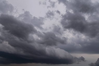 Destansı dramatik fırtına gökyüzü, koyu gri bulutlar arka plan dokusu, gök gürültülü fırtına