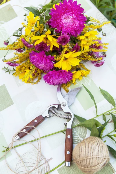 Florist Designer Blumen Arbeitsplatz Rosa Gelbe Blumen Gartenschere Und Werkzeuge — Stockfoto