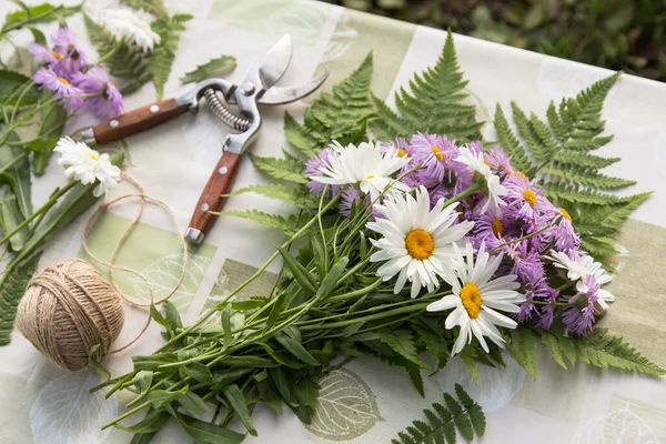 Floristin Blumendesignerin Blumen Gartenscheren Und Werkzeuge Für Die Herstellung Eines — Stockfoto