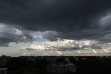 Koyu gri bulutlu fırtına arkaplan desenli. Kötü hava, evlerin üstündeki fırtınalar şehrin, kasabanın çatıları.