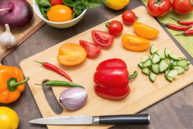 Sağlıklı vejetaryen diyet yemekleri pişirmek için farklı sebzeler. Mutfaktaki tahta tahtada salata için malzeme kesiyorum.