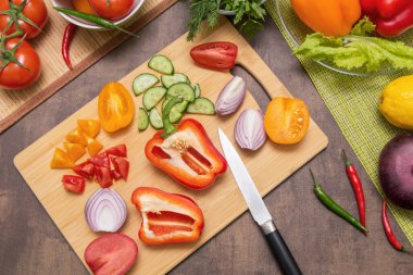 Sağlıklı vejetaryen diyet yemekleri pişirmek için farklı sebzeler. Mutfaktaki tahta tahtada sebze doğramak.