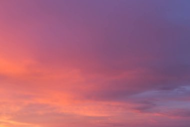 Pembe turuncu menekşe mavisi soyut arkaplan. Gündoğumu, günbatımı Bulutlu yumuşak gökyüzü