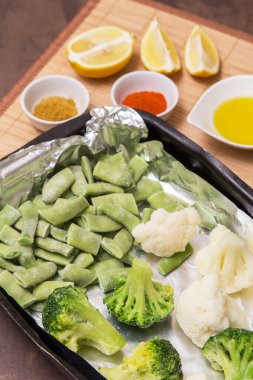 Donmuş sebze brokoli, çalı fasulyesi ve fırında folyo pişirmek için karnabahar. Vejetaryen vejetaryen sağlıklı beslenme