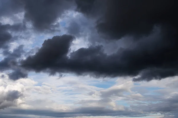 Destansı Dramatik Fırtına Gökyüzü Koyu Gri Beyaz Kümülüs Bulutları Mavi — Stok fotoğraf