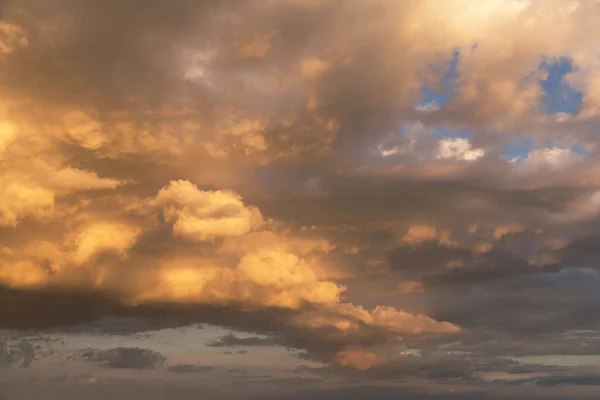 Épico Cielo Tormenta Atardecer Grandes Nubes Tormenta Cúmulos Grises Blancos — Foto de Stock