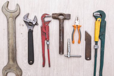 Tamir için eski paslı farklı araçlar