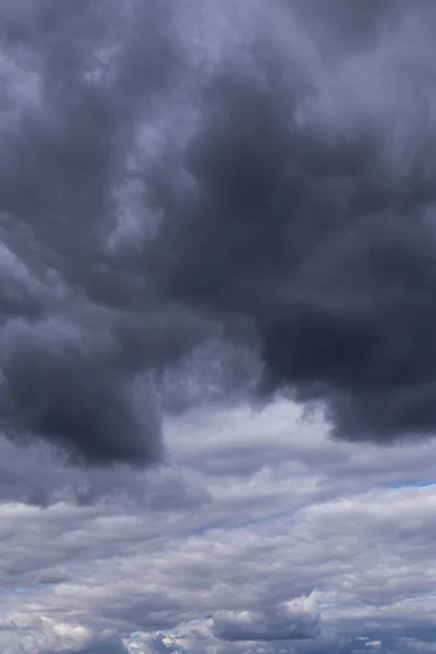 Epickie Dramatyczne Niebo Burzowe Ciemnoszarym Czarno Białym Cumulus Deszczowe Chmury — Zdjęcie stockowe