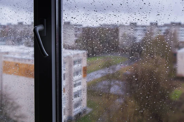 Βροχή Πέφτει Στο Παράθυρο Κοιτάζοντας Έξω Από Παράθυρο Μια Υγρή — Φωτογραφία Αρχείου