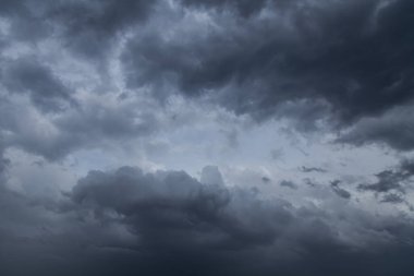 Koyu gri kümülüs yağmur bulutlarıyla destansı fırtına rüzgarda, arka planda, dokuda, fırtınada