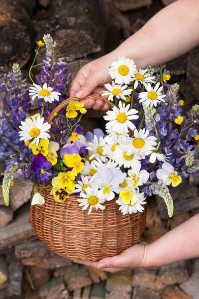 Schöner Sommerlicher Hochzeitsstrauß Blumengesteck Korb Floristischen Händen Weiß Gelb Blau — Stockfoto