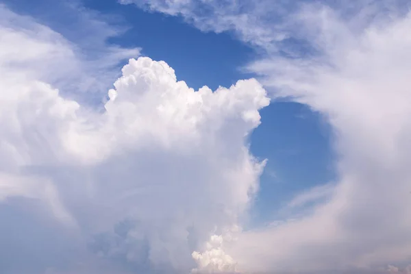 Langit Biru Dengan Lingkaran Putih Yang Indah Dan Awan Cumulus — Stok Foto
