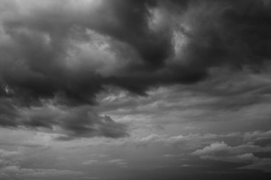 Destansı dramatik gökyüzü, rüzgarlı koyu gri yağmurlu bulutlar, soyut arka plan dokusu, gök gürültüsü. Siyah beyaz fotoğraf