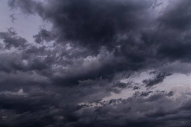 Efsanevi fırtına gökyüzü koyu menekşe gri yağmur bulutları arka plan dokusu, gök gürültülü kasırga, kasırga