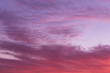 Dramatik gün doğumu, gün batımı mor mor menekşe mavi gökyüzü soyut arkaplan dokusuyla
